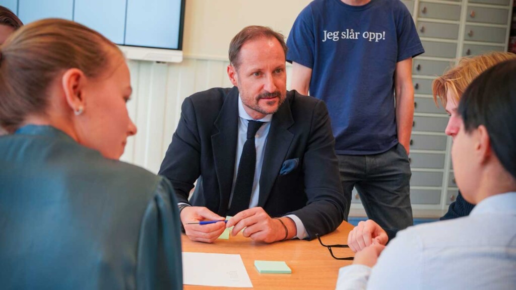 Le prince héritier Haakon apprend à analyser les sources et résultats de l’intelligence artificielle Le prince héritier Haakon apprend à analyser les sources et résultats de l’intelligence artificielle