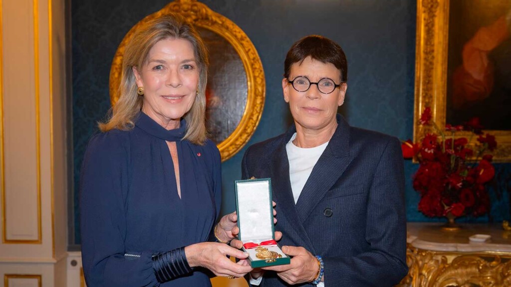 Caroline remet une médaille à Stéphanie durant la cérémonie de l’Ordre du Mérite culturel Caroline remet une médaille à Stéphanie durant la cérémonie de l’Ordre du Mérite culturel