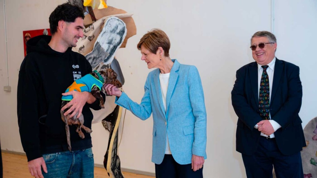 La princesse Elena visite de jeunes artistes au Salon national d’art contemporain La princesse Elena visite de jeunes artistes au Salon national d’art contemporain