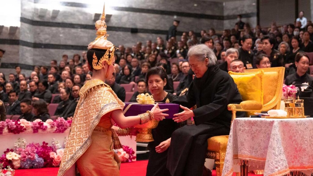 La princesse Maha Chakri Sirindhorn assiste à un spectacle de khon en hommage à la reine Sirikit La princesse Maha Chakri Sirindhorn assiste à un spectacle de khon en hommage à la reine Sirikit