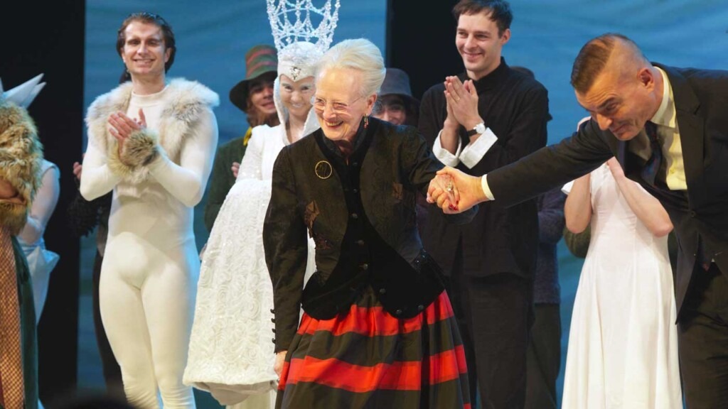 La reine Margrethe est acclamée par la reine Sonja et le comte Nikolai sur la scène du théâtre Tivoli La reine Margrethe est acclamée par la reine Sonja et le comte Nikolai sur la scène du théâtre Tivoli