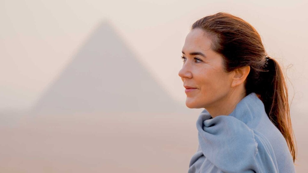 La reine Mary visite la pyramide de Khéops à Gizeh lors du lever du soleil La reine Mary visite la pyramide de Khéops à Gizeh lors du lever du soleil