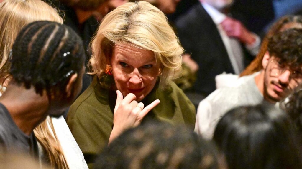 La reine Mathilde assiste à une pièce de théâtre avec des jeunes sourds et malentendants La reine Mathilde assiste à une pièce de théâtre avec des jeunes sourds et malentendants