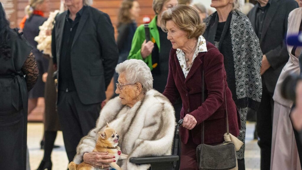 La Reine Sonja et la Princesse Astrid reçoivent 80 céramistes au Palais royal d’Oslo La Reine Sonja et la Princesse Astrid reçoivent 80 céramistes au Palais royal d’Oslo