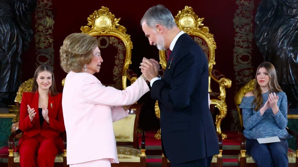 La reine Sofia reçoit l’Ordre de la Toison d’or de son fils Felipe VI, entourée de ses petites-filles La reine Sofia reçoit l’Ordre de la Toison d’or de son fils Felipe VI, entourée de ses petites-filles