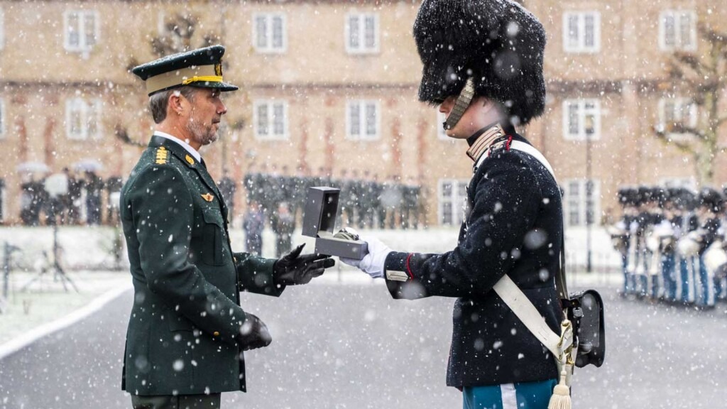 Le roi Frederik X rend hommage à son garde d’élite lors d’une cérémonie sous la neige Le roi Frederik X rend hommage à son garde d’élite lors d’une cérémonie sous la neige