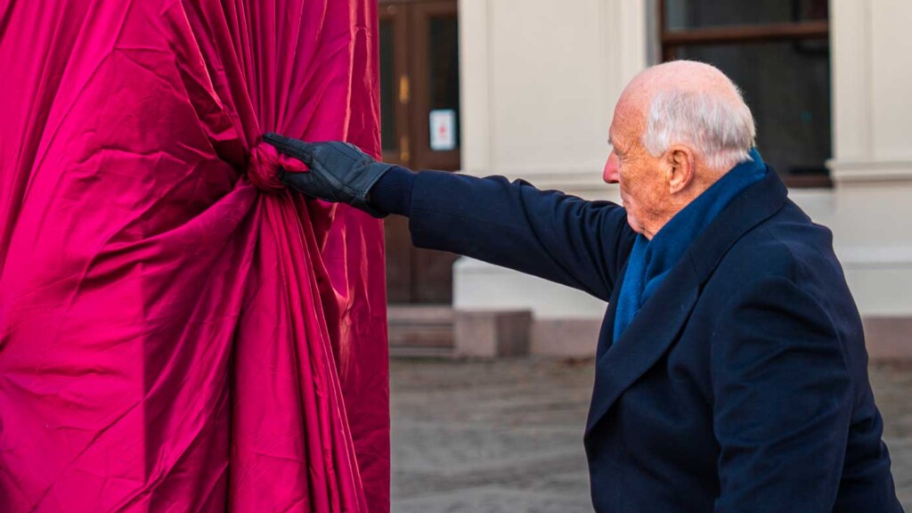 Le roi Harald V inaugure un monument en hommage aux Roms norvégiens déportés Le roi Harald V inaugure un monument en hommage aux Roms norvégiens déportés