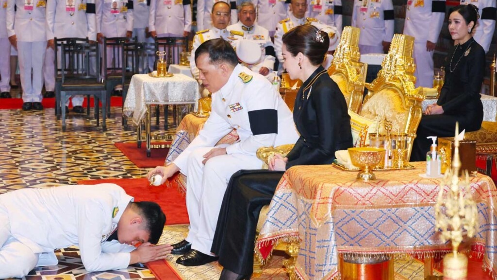 Le roi, sa compagne et la reine de Thaïlande réunis devant le Bouddha d’émeraude Le roi, sa compagne et la reine de Thaïlande réunis devant le Bouddha d’émeraude