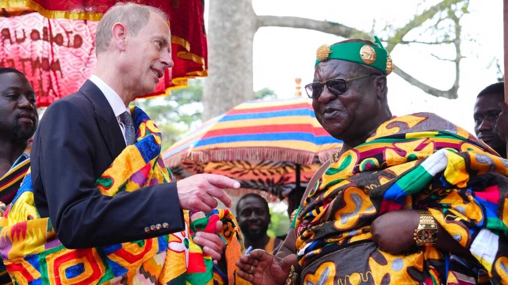 Le duc d’Édimbourg en tenue traditionnelle au Ghana Le duc d’Édimbourg en tenue traditionnelle au Ghana