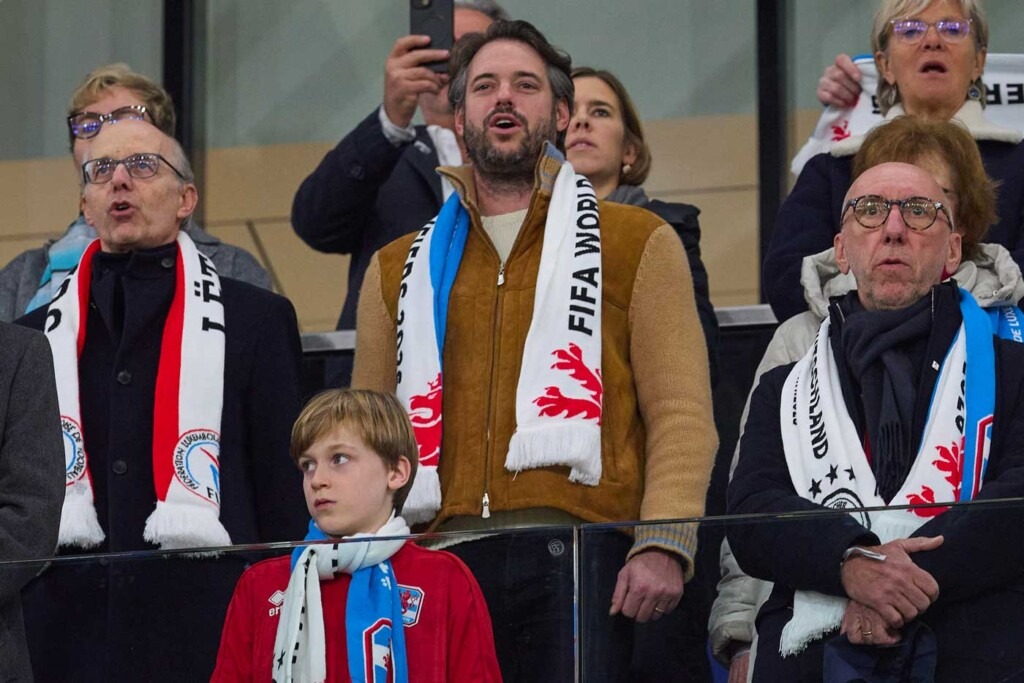 Le Prince Félix regarde un match de football avec son fils, le Prince Liam Le Prince Félix regarde un match de football avec son fils, le Prince Liam