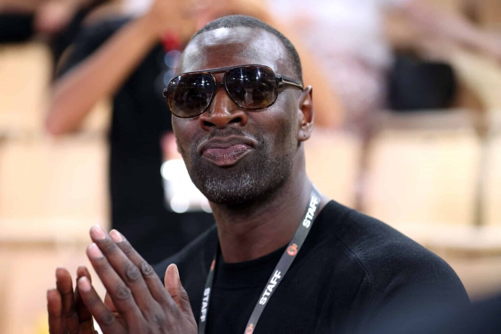 Omar Sy, plus mince et musclé, revient à Paris et charme les internautes avec sa métamorphose Omar Sy, plus mince et musclé, revient à Paris et charme les internautes avec sa métamorphose