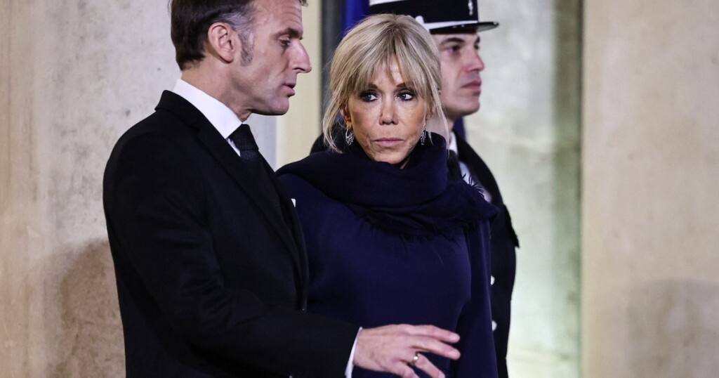 Brigitte Macron traite de « sales connes » des militantes perturbant un spectacle d’Ary Abittan (VIDÉO) Brigitte Macron traite de « sales connes » des militantes perturbant un spectacle d’Ary Abittan (VIDÉO)