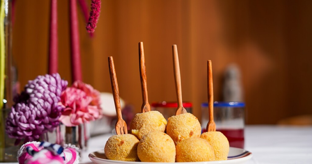 Pour Noël, Sofie Dumont propose aux enfants des boulettes de fromage avec un ketchup maison Pour Noël, Sofie Dumont propose aux enfants des boulettes de fromage avec un ketchup maison
