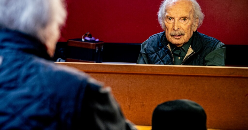 Popeck, ému et bouleversé, a annoncé vendredi à Bruxelles qu’il mettait fin à sa carrière Popeck, ému et bouleversé, a annoncé vendredi à Bruxelles qu’il mettait fin à sa carrière