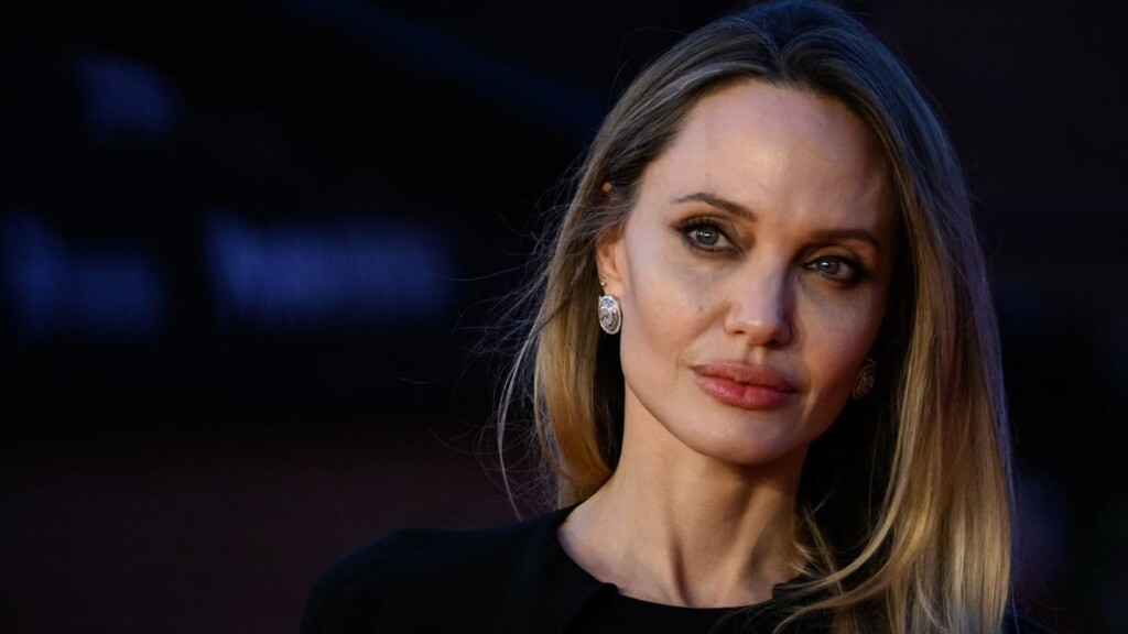 Angelina Jolie publie une photo émouvante avec la légende : Je partage ces cicatrices Angelina Jolie publie une photo émouvante avec la légende : Je partage ces cicatrices