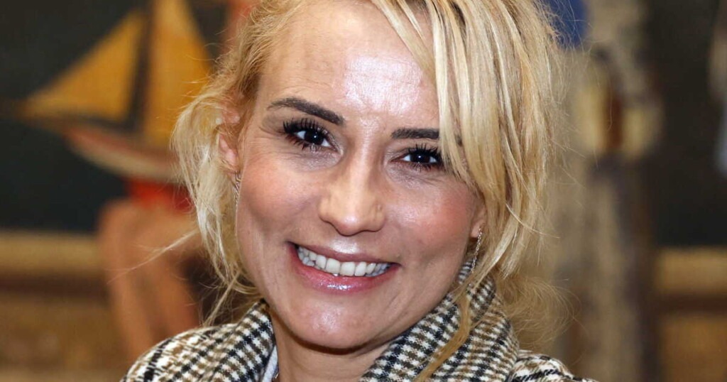 Pour ses 45 ans, Elodie Gossuin reçoit un tendre message de son mari Bertrand Lacherie Pour ses 45 ans, Elodie Gossuin reçoit un tendre message de son mari Bertrand Lacherie