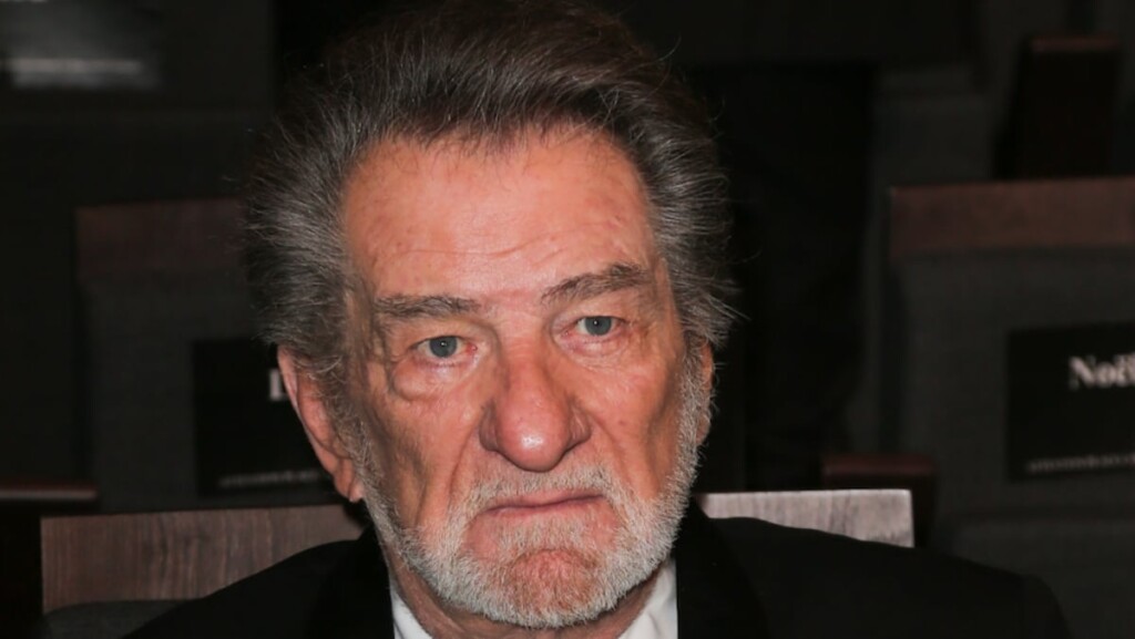 Quand il chante, on a le sentiment qu’il… l’humoriste sans réserve Quand il chante, on a le sentiment qu’il… l’humoriste sans réserve