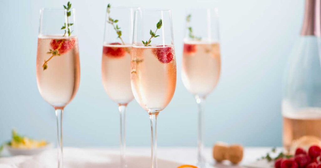 Cocktails : trois recettes pétillantes au champagne pour un apéritif joyeux Cocktails : trois recettes pétillantes au champagne pour un apéritif joyeux