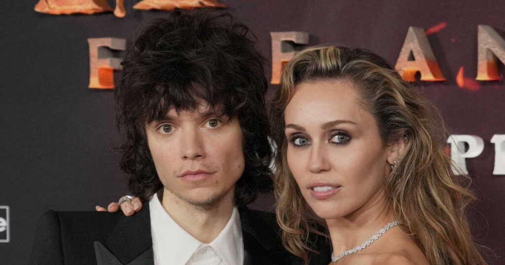 Miley Cyrus fiancée à Maxx Morando ? Un indice alimente les questions des fans Miley Cyrus fiancée à Maxx Morando ? Un indice alimente les questions des fans