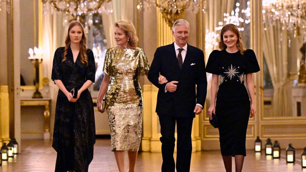 La reine Mathilde éblouissante, la princesse Elisabeth radieuse et Éléonore étincelante au concert de Noël La reine Mathilde éblouissante, la princesse Elisabeth radieuse et Éléonore étincelante au concert de Noël