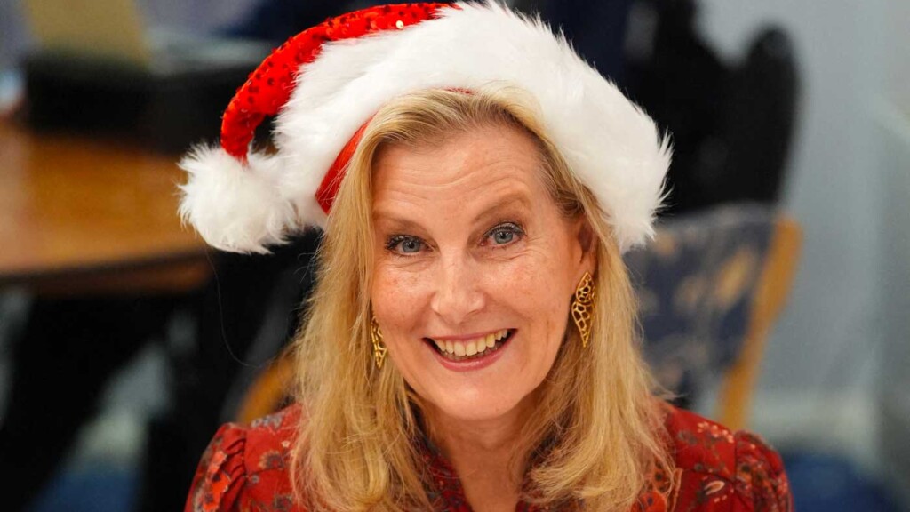 La duchesse d’Édimbourg joue le rôle du Père Noël lors de sa visite annuelle aux adultes handicapés La duchesse d’Édimbourg joue le rôle du Père Noël lors de sa visite annuelle aux adultes handicapés