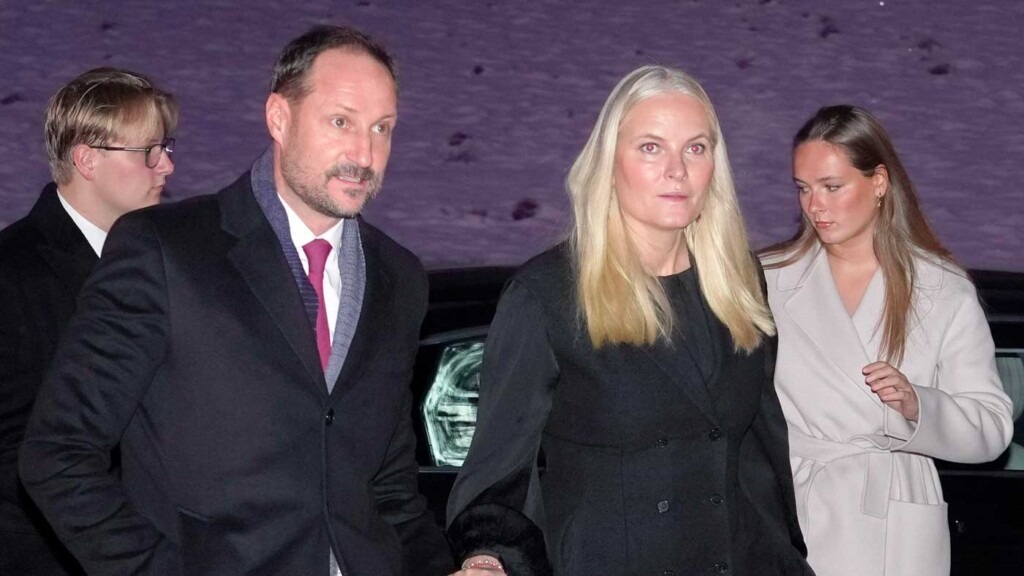 La famille royale de Norvège participe à la messe de minuit à Uvdal La famille royale de Norvège participe à la messe de minuit à Uvdal
