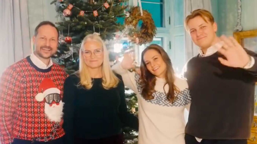 La famille royale de Norvège décore son sapin de Noël, éloignant les mauvaises nouvelles pour fêter La famille royale de Norvège décore son sapin de Noël, éloignant les mauvaises nouvelles pour fêter