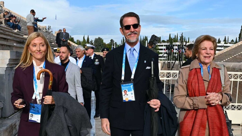 La famille royale grecque assiste à la remise de la flamme olympique au stade antique d’Athènes La famille royale grecque assiste à la remise de la flamme olympique au stade antique d’Athènes