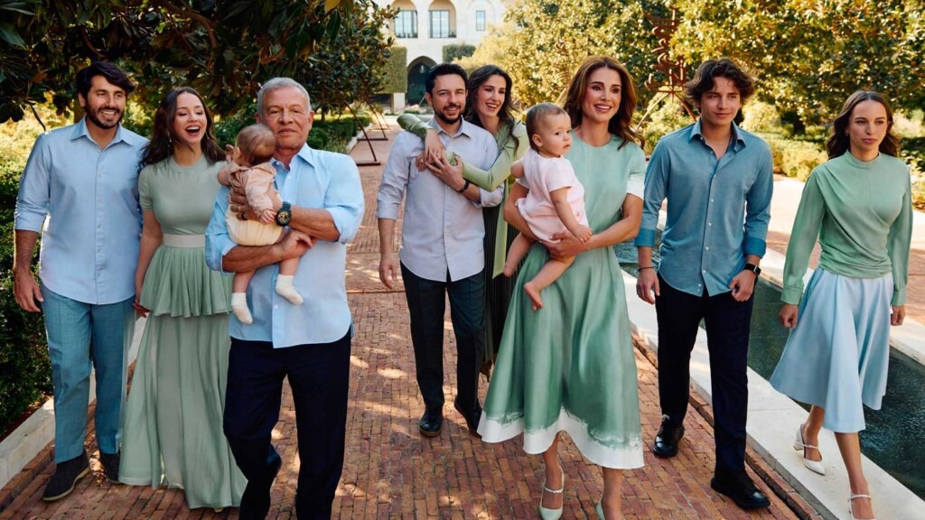 Le roi Abdallah et la reine Rania dévoilent pour la première fois leurs six enfants sur leur carte de vœux Le roi Abdallah et la reine Rania dévoilent pour la première fois leurs six enfants sur leur carte de vœux