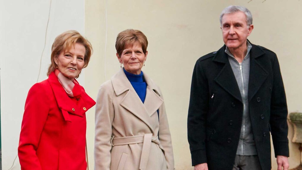 La famille royale roumaine ouvre le marché de Noël au Village royal de Săvârșin La famille royale roumaine ouvre le marché de Noël au Village royal de Săvârșin