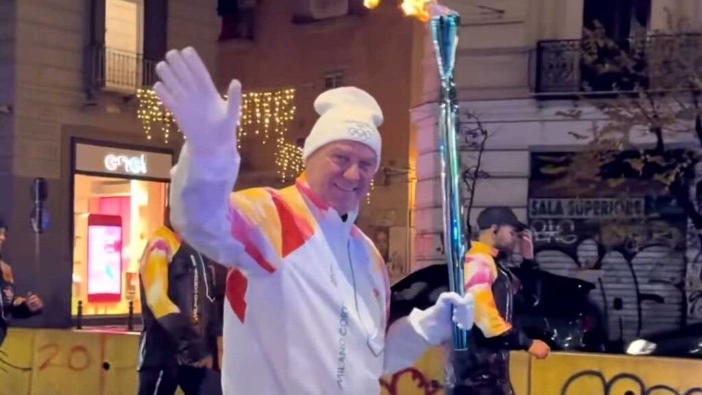 Le prince Charles de Bourbon des Deux-Siciles porte la flamme olympique à Naples, en route pour Milan Le prince Charles de Bourbon des Deux-Siciles porte la flamme olympique à Naples, en route pour Milan