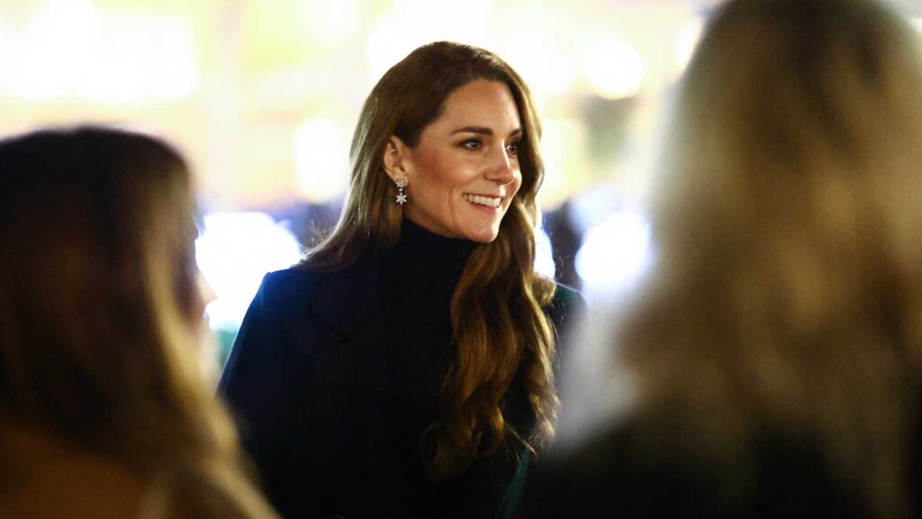La princesse de Galles a visité de nuit le jardin de roses illuminées près de l’hôpital qui l’a soignée La princesse de Galles a visité de nuit le jardin de roses illuminées près de l’hôpital qui l’a soignée