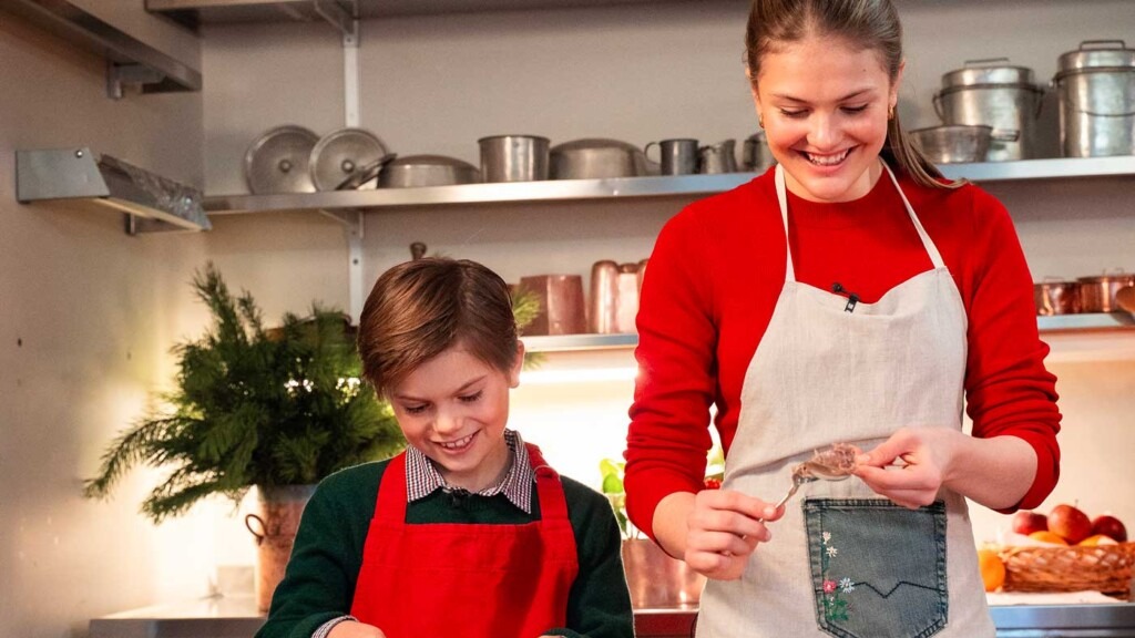 La princesse Estelle et le prince Oscar préparent un repas de Noël scandinave en cuisine La princesse Estelle et le prince Oscar préparent un repas de Noël scandinave en cuisine