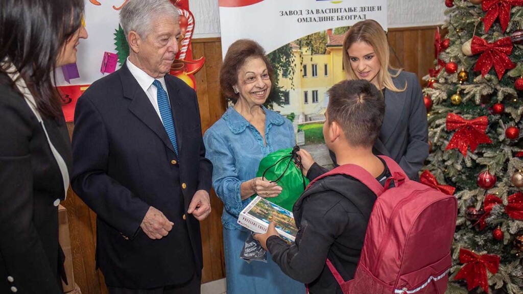 La princesse héritière Katherine offre des équipements et des cadeaux de Noël à un institut pour jeunes à Belgrade La princesse héritière Katherine offre des équipements et des cadeaux de Noël à un institut pour jeunes à Belgrade
