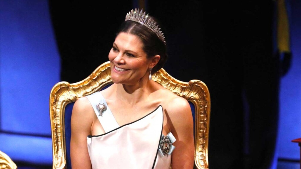 Victoria de Suède s’inspire du style iconique de la reine Silvia aux Prix Nobel Victoria de Suède s’inspire du style iconique de la reine Silvia aux Prix Nobel