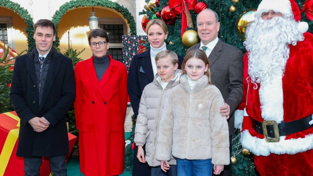 Albert II, Charlène, leurs jumeaux et Stéphanie de Monaco distribuent des cadeaux de Noël aux enfants Albert II, Charlène, leurs jumeaux et Stéphanie de Monaco distribuent des cadeaux de Noël aux enfants