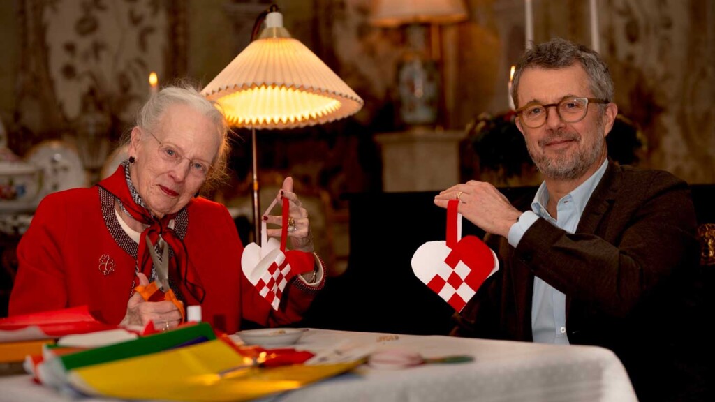 La reine Margrethe apprend au roi Frederik comment tresser des cœurs pour Noël La reine Margrethe apprend au roi Frederik comment tresser des cœurs pour Noël