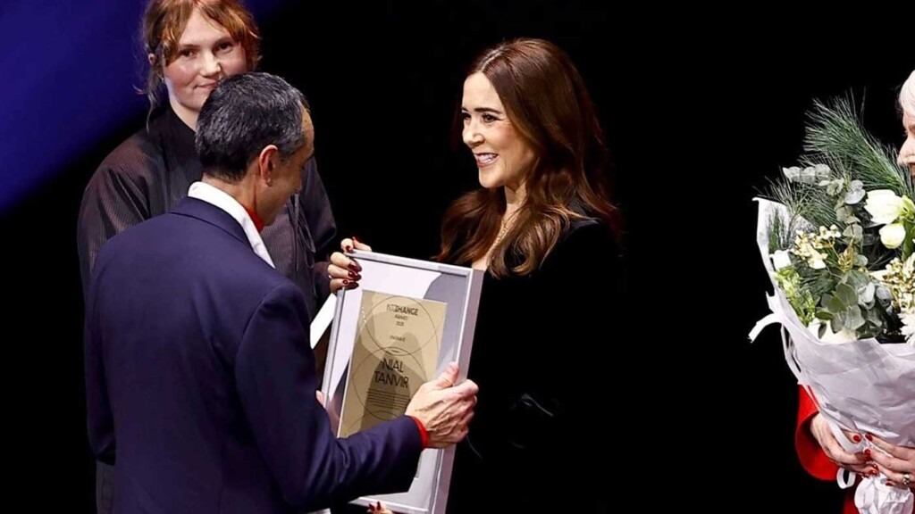La reine Mary décerne deux nouveaux prix créés par le ministère de l’Éducation et de la Recherche La reine Mary décerne deux nouveaux prix créés par le ministère de l’Éducation et de la Recherche