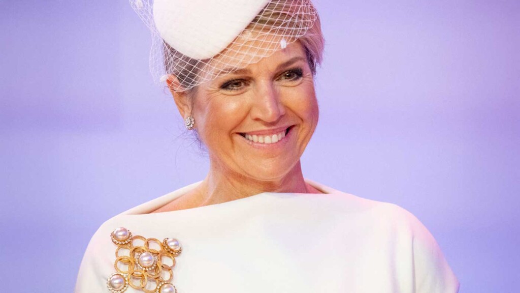 La reine Máxima agrémente sa robe blanche Natan d’une mystérieuse broche rétro de New York La reine Máxima agrémente sa robe blanche Natan d’une mystérieuse broche rétro de New York