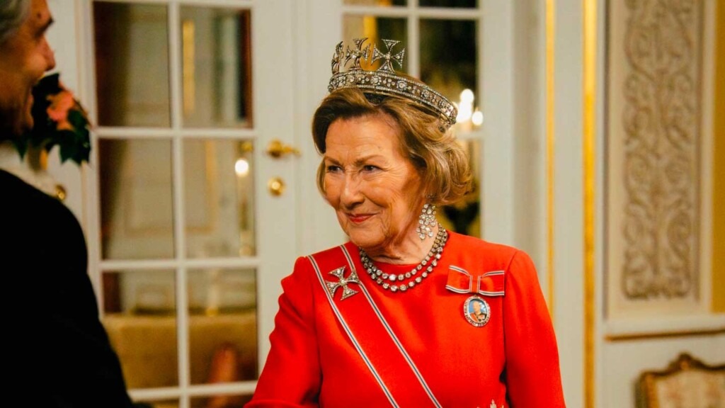 La reine Sonja porte son diadème croix de Malte en hommage aux évêques norvégiens La reine Sonja porte son diadème croix de Malte en hommage aux évêques norvégiens