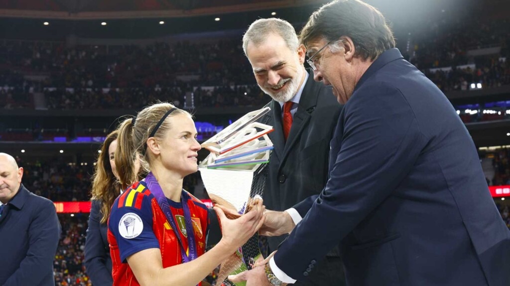 Le roi Felipe VI rend hommage aux joueuses espagnoles durant la Ligue des nations féminine de l’UEFA Le roi Felipe VI rend hommage aux joueuses espagnoles durant la Ligue des nations féminine de l’UEFA