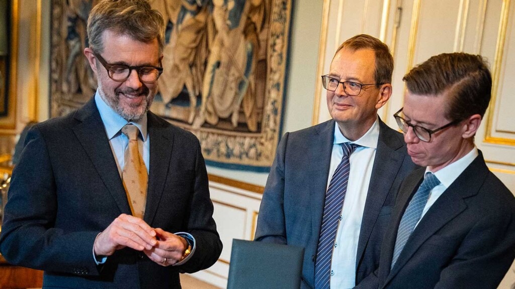 Le roi Frederik X reçoit les premières couronnes danoises à son effigie Le roi Frederik X reçoit les premières couronnes danoises à son effigie