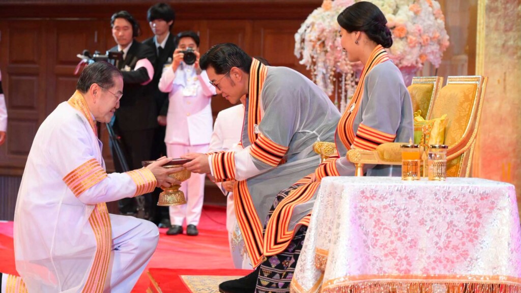 Le roi et la reine du Bhoutan ont reçu un doctorat honoris causa en Thaïlande Le roi et la reine du Bhoutan ont reçu un doctorat honoris causa en Thaïlande
