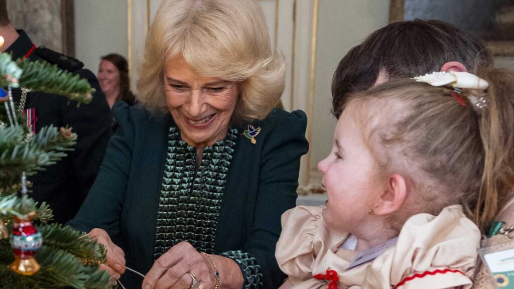 La reine Camilla invite le Père Noël et des enfants malades à décorer le sapin de Clarence House La reine Camilla invite le Père Noël et des enfants malades à décorer le sapin de Clarence House