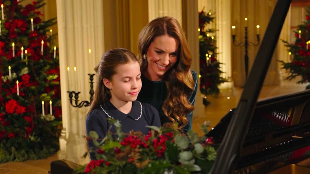 La princesse Charlotte surprend à Noël en jouant du piano avec la princesse de Galles La princesse Charlotte surprend à Noël en jouant du piano avec la princesse de Galles