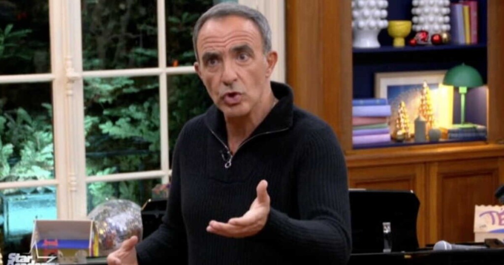 Star Academy : Nikos Aliagas surprend au château et avertit les élèves, qui restent indifférents Star Academy : Nikos Aliagas surprend au château et avertit les élèves, qui restent indifférents