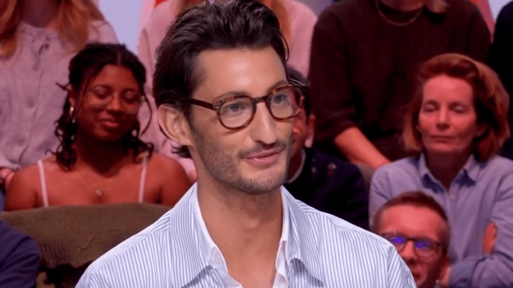 Des clichés de Pierre Niney torse nu font le buzz à cause d’un détail frappant Des clichés de Pierre Niney torse nu font le buzz à cause d’un détail frappant