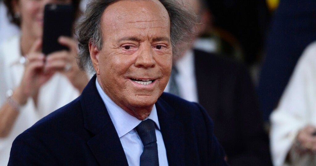 Julio Iglesias répond aux accusations d’anciennes employées sur des comportements sexuels déplacés Julio Iglesias répond aux accusations d’anciennes employées sur des comportements sexuels déplacés