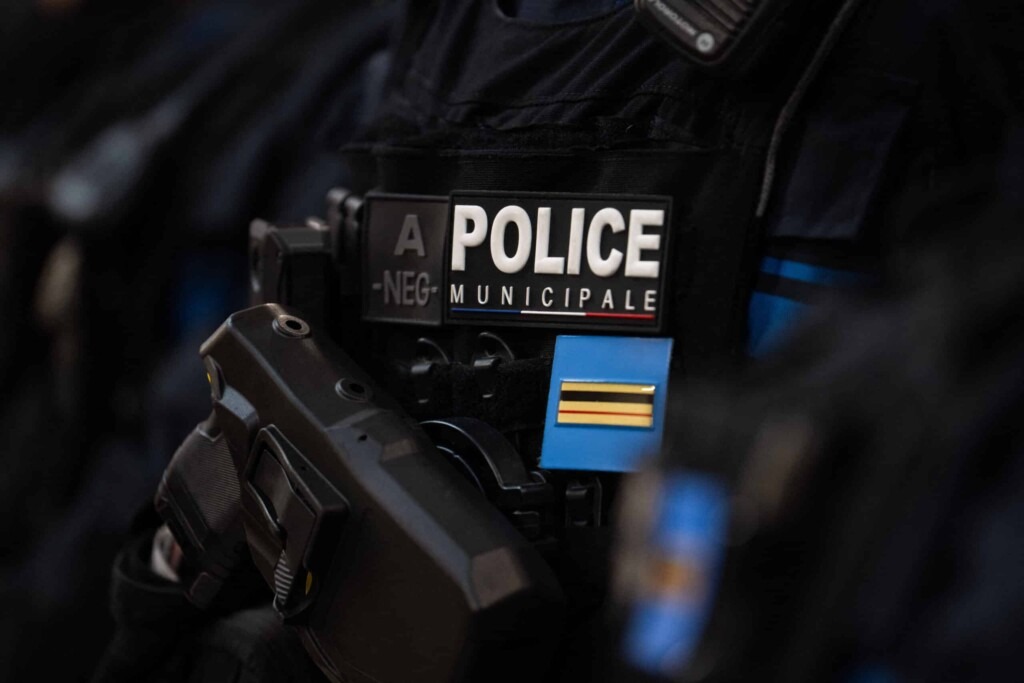 À Paris, une influenceuse a été braquée chez elle et menacée avec un couteau À Paris, une influenceuse a été braquée chez elle et menacée avec un couteau