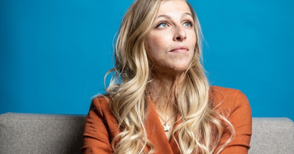 Julie Bourges, grande brûlée, témoigne de sa lutte pour survivre et se reconstruire dans la douleur Julie Bourges, grande brûlée, témoigne de sa lutte pour survivre et se reconstruire dans la douleur